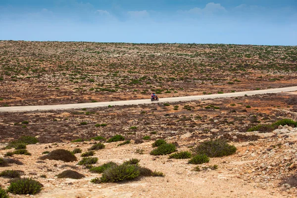 Rowerzystów na drodze Lampedusa — Zdjęcie stockowe