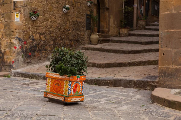 Olla decorada en el callejón de Piazza Armerina — Foto de Stock