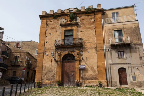 Vue du bâtiment Trigona sur la Piazza Armerina — Photo