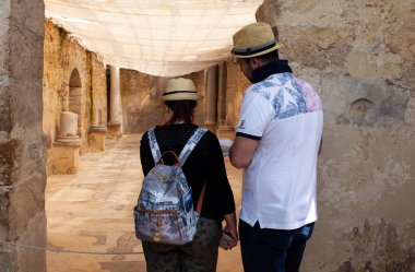Turistler Villa Romana del Casal iki apsis oda arıyor