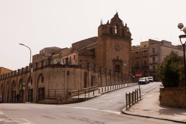 Piazza Armerina'daki Santo Stefano kilisesinin görünümü