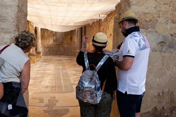 Turistas olhando para a sala de duas abside da Villa Romana del Casal — Fotografia de Stock