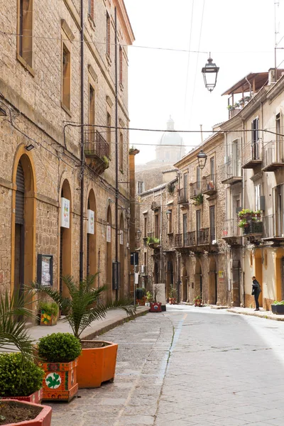 Pots décorés dans la rue de Piazza Armerina — Photo