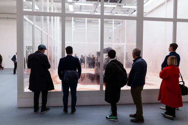Spectators looking the installation by Sun Yuan e Peng Yu, Venice Biennale 2019 — Stock Photo, Image