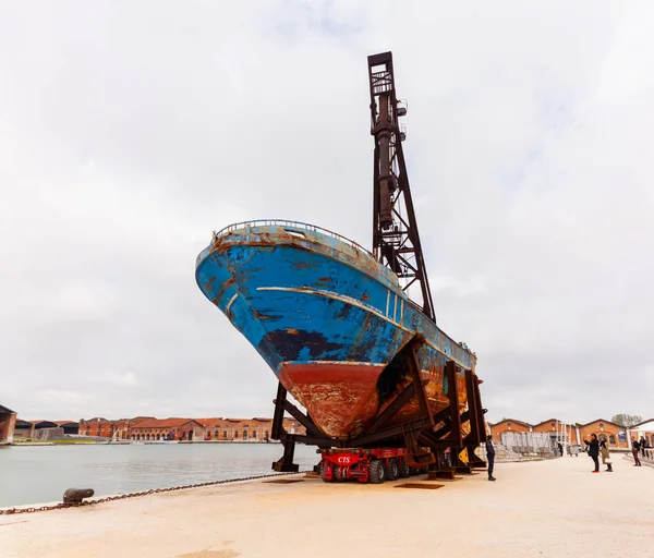 Installation de Christoph Bchel, intitulée Barca Nostra, Biennale de Venise 2019 — Photo