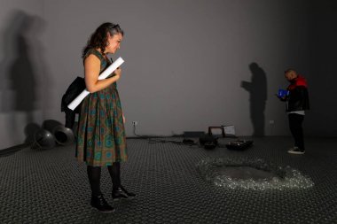 Sırasında Yunan Pavyonu'nda Kurulum bakarak Seyirci