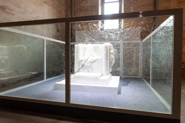 Instalación por Sun Yuan y Peng Yu, Bienal de Venecia 2019 — Foto de Stock