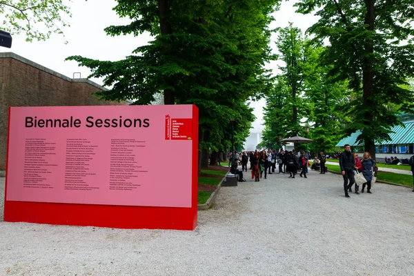 Az emberek a 58th nemzetközi művészeti kiállítás a Velencei Biennálé 2019 — Stock Fotó