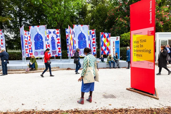 Personer vid den 58: e internationella konstutställningen i Venedigbiennalen 2019 — Stockfoto