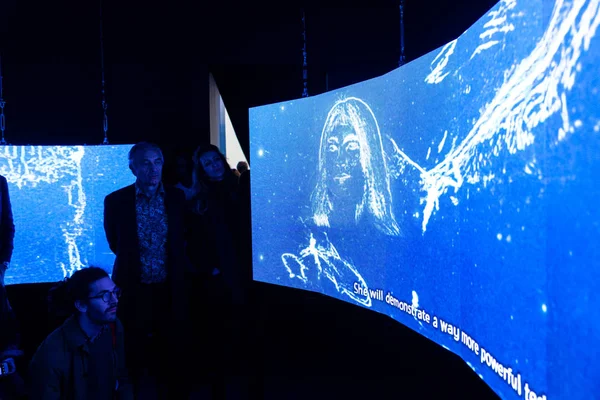 Widzowie poszukują pracy Hito Steyerl, Venice Biennale 2019 — Zdjęcie stockowe