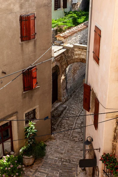 Uitzicht op de typische Istrische steeg in Valle-Bale, Kroatië — Stockfoto