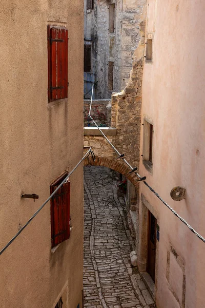 Vista del callejón típico istrio en Valle - Bale, Croacia — Foto de Stock