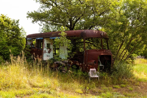 Εγκαταλελειμμένο φορτηγάκι στην ύπαιθρο — Φωτογραφία Αρχείου
