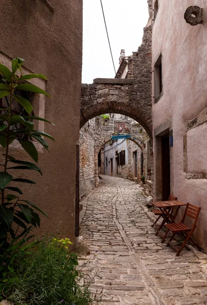 Veduta del tipico vicolo istriano in Valle - Bale, Croazia — Foto Stock