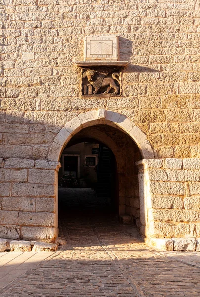 Arco del palacio veneciano llamado Castillo Soardo Bembo — Foto de Stock