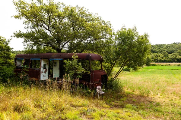 Van abandonada no campo — Fotografia de Stock