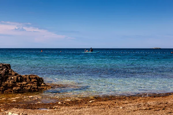 Mann und Frau relaxen auf Stand Up Paddle Board — Stockfoto