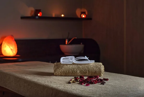 Towels on a Spa bed — Stock Photo, Image