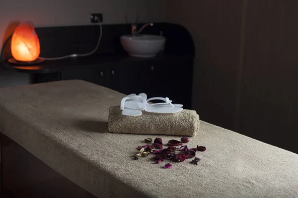 Handtücher auf einem Wellnessbett — Stockfoto