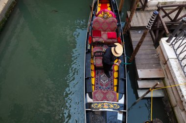 Venedik, İtalya - Mayıs, 09: Mayıs'ta geleneksel dekore gondol ile tipik Gondolcu 09, 201