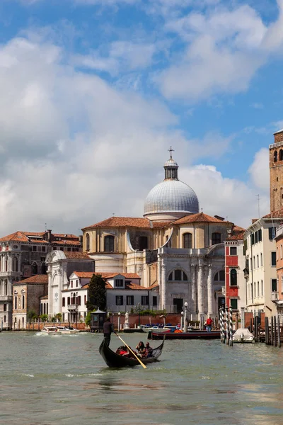 Typischer Gondoliere in der Lagune von Venedig — Stockfoto