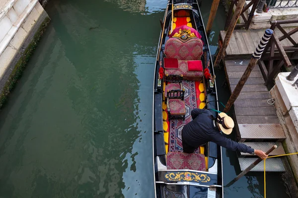 ヴェネツィア イタリア 201年5月09日に彼の伝統的な装飾されたゴンドラと典型的なゴンドリア — ストック写真