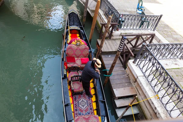 Venetië Italië Mei Typische Gondelier Met Zijn Traditionele Ingerichte Gondel — Stockfoto