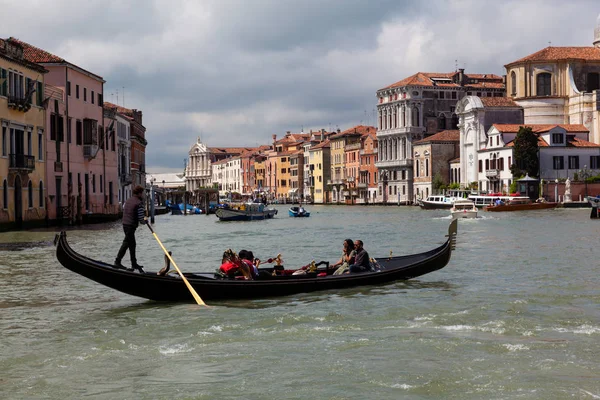 Typische gondelier in de lagune van Venetië — Stockfoto