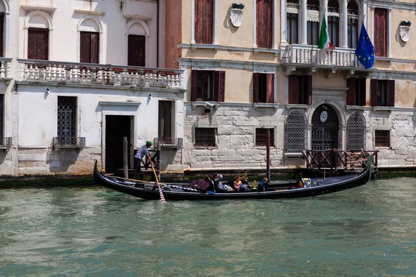 Gondoleiro típico na lagoa de Veneza — Fotografia de Stock