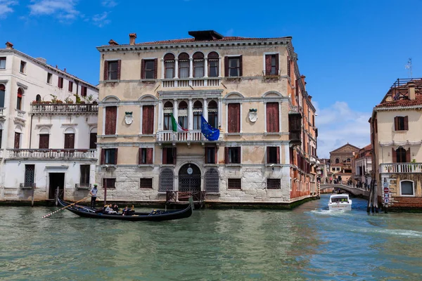  Venedik lagününde tipik Gondolier