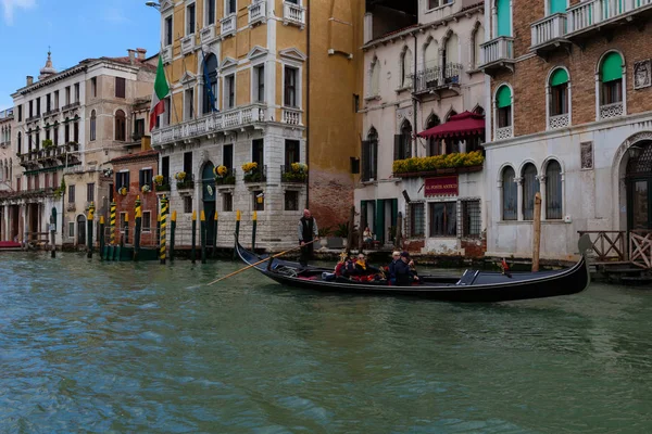 Gondoleiro típico na lagoa de Veneza — Fotografia de Stock