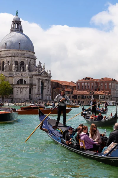 Típico Gondolier en la laguna de Venecia —  Fotos de Stock