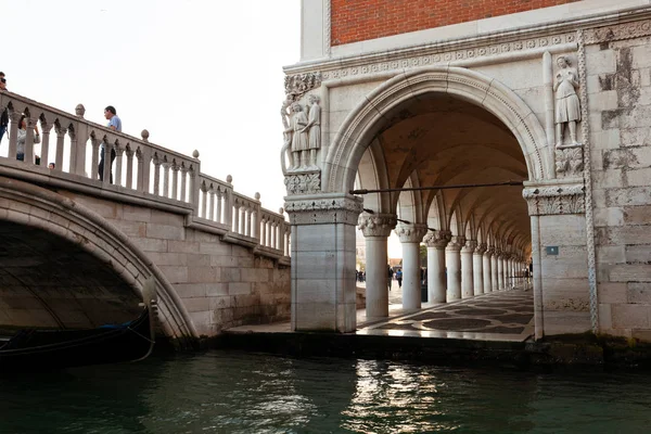Uitzicht op de zuchten brug en de boog van het Doge paleis, Venetië — Stockfoto