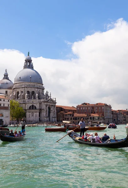 Typiska gondolier i Venedigs lagun — Stockfoto