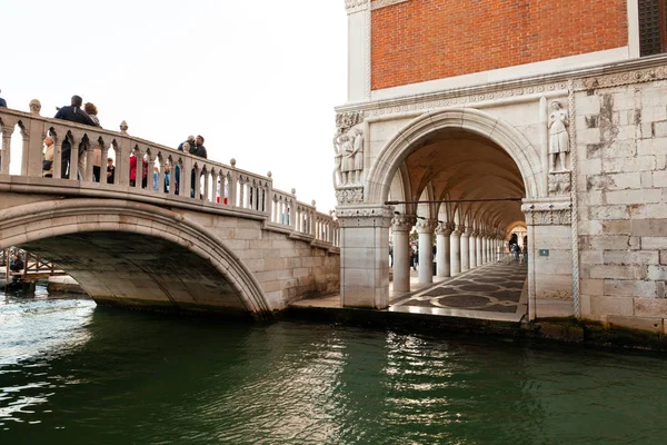 Utsikt över Suckarnas bro och Dogepalatset, Venedig — Stockfoto