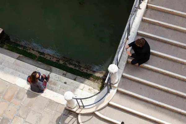 Young  boy taking photo of his nice girlfriend by phone camera i — Stock Photo, Image