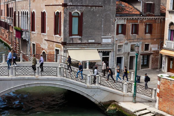 Utsikt över den typiska venetianska bron — Stockfoto