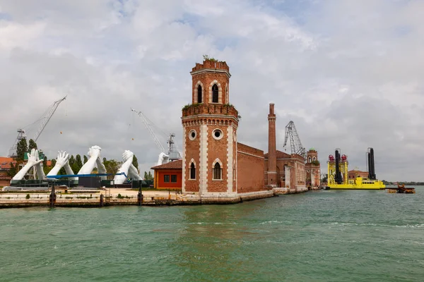 Venedig Italien Mai Arme Von Giganten Kommen Aus Dem Wasser Stockbild