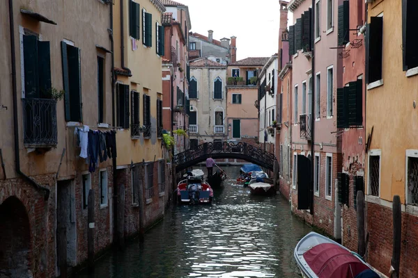 Uitzicht op een typische Gondolier in Venetië — Stockfoto