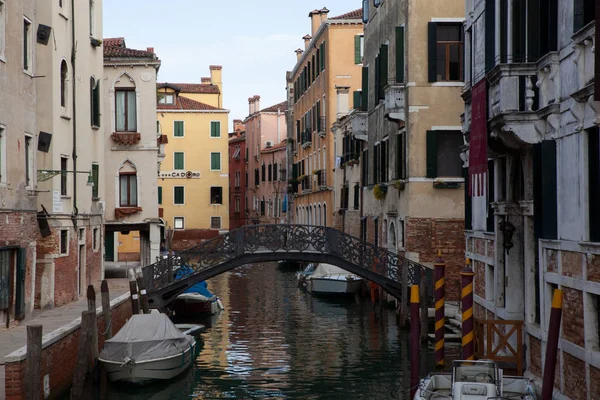 Vista del puente típico de Venecia — Foto de Stock
