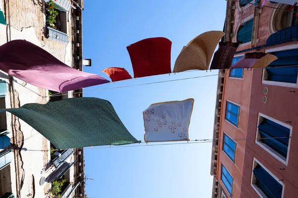 Clothes hanging to dry on a clothes-line — Stock Photo, Image