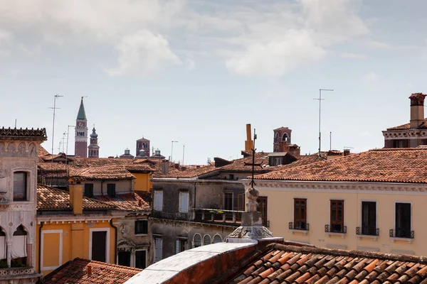 Utsikt över typiska Venedig tak — Stockfoto