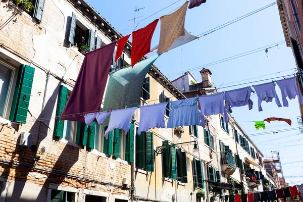 Clothes hanging to dry on a clothes-line — Stock Photo, Image