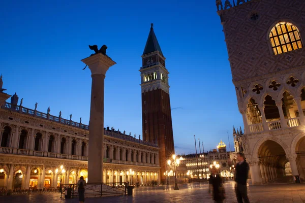 Noční pohled na dóže palác vedle zvonice San Marco — Stock fotografie