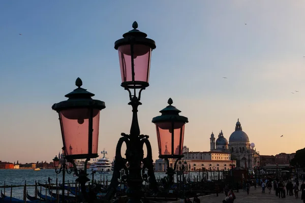 Vista del tipico lampione veneziano — Foto Stock