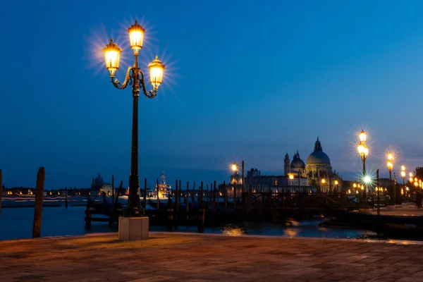 威尼斯圣玛丽健康大教堂的夜景 图库图片