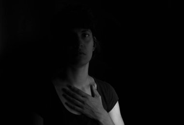 Siyah arka planda Hintli bir kızın dramatik portresi