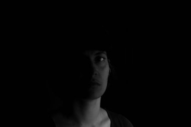 Siyah arka planda Hintli bir kızın dramatik portresi