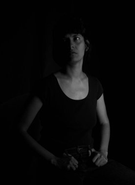 Siyah arka planda Hintli bir kızın dramatik portresi