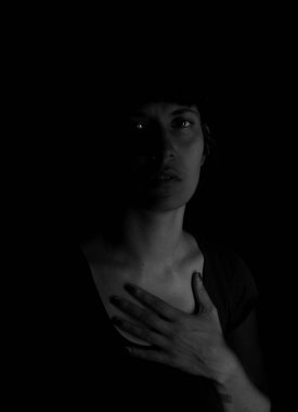 Siyah arka planda Hintli bir kızın dramatik portresi